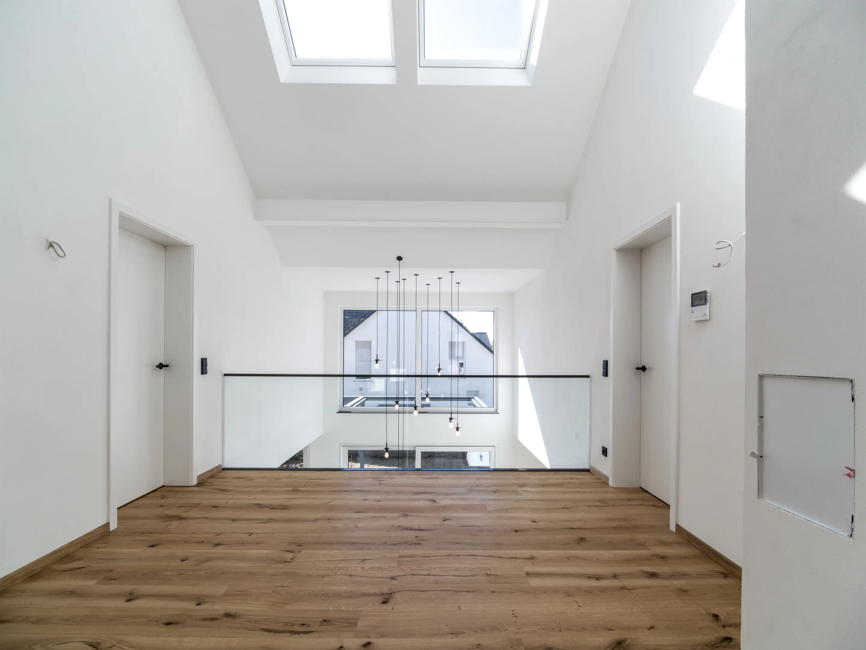 Galerie mit Glasbrüstung über dem Luftraum