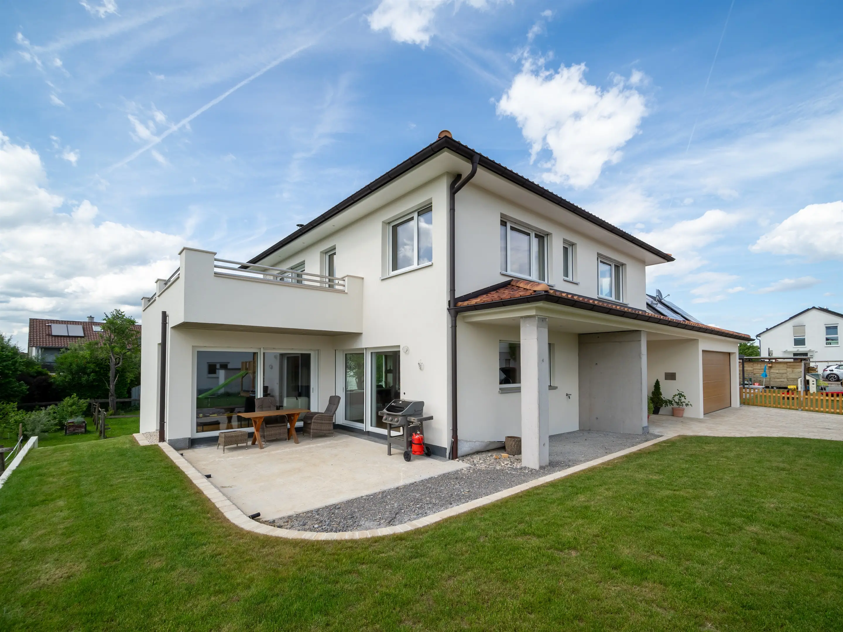 Gartenseite mit Terrasse, Loggia und Dachterrasse