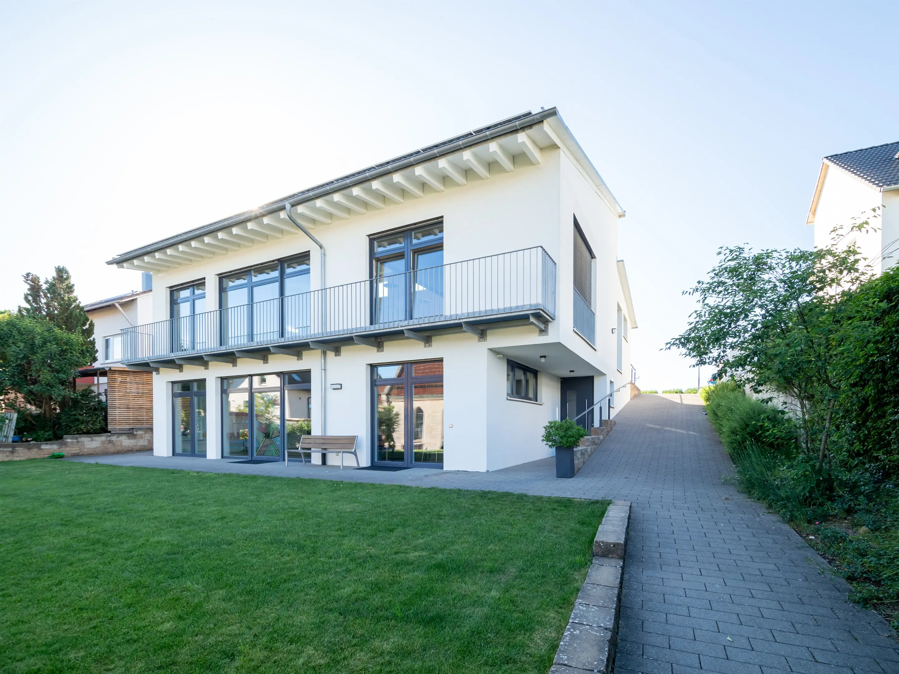 Gartenseite mit Balkon und Terrasse