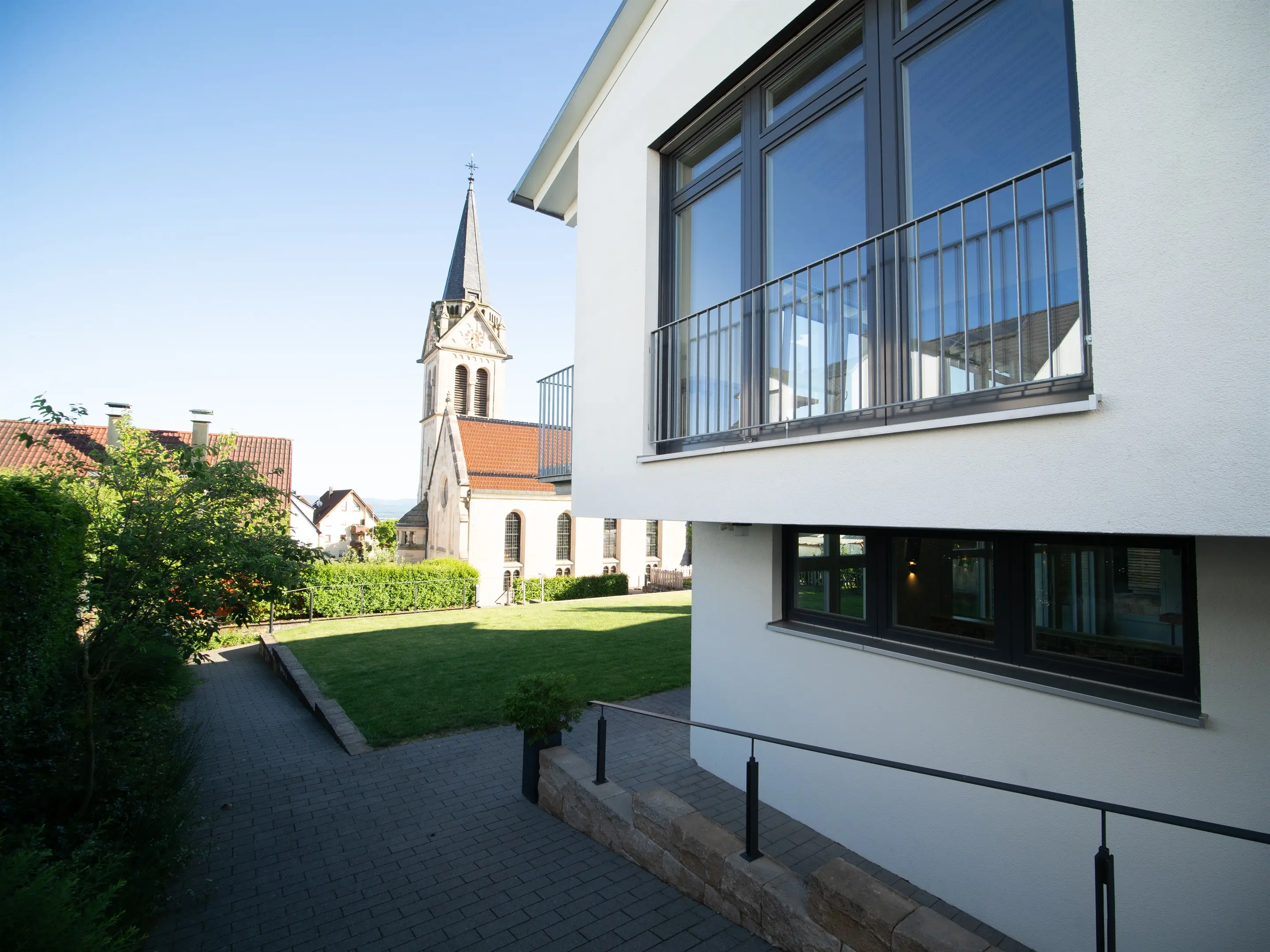 Seitenweg zwischen Gebäude und Kirche