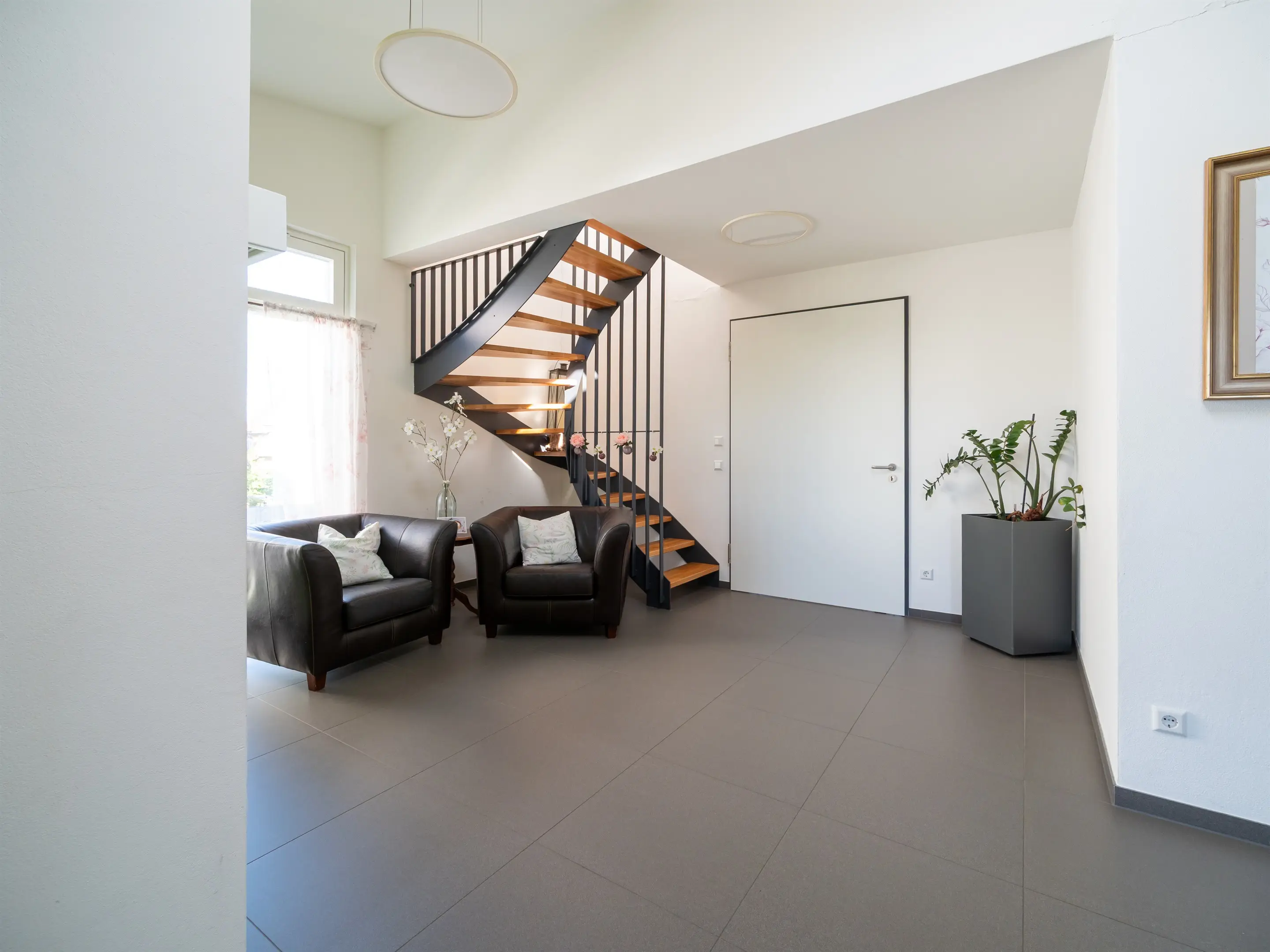 Foyer mit offener Holz-Stahl-Treppe
