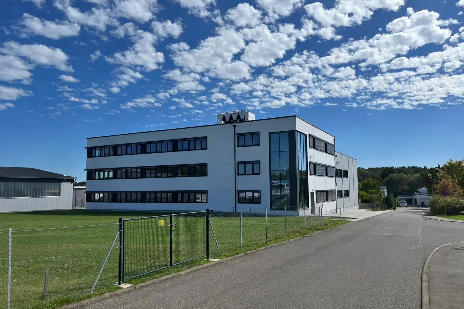 Büroriegel in ganzer Länge mit verglaster Treppenhausecke