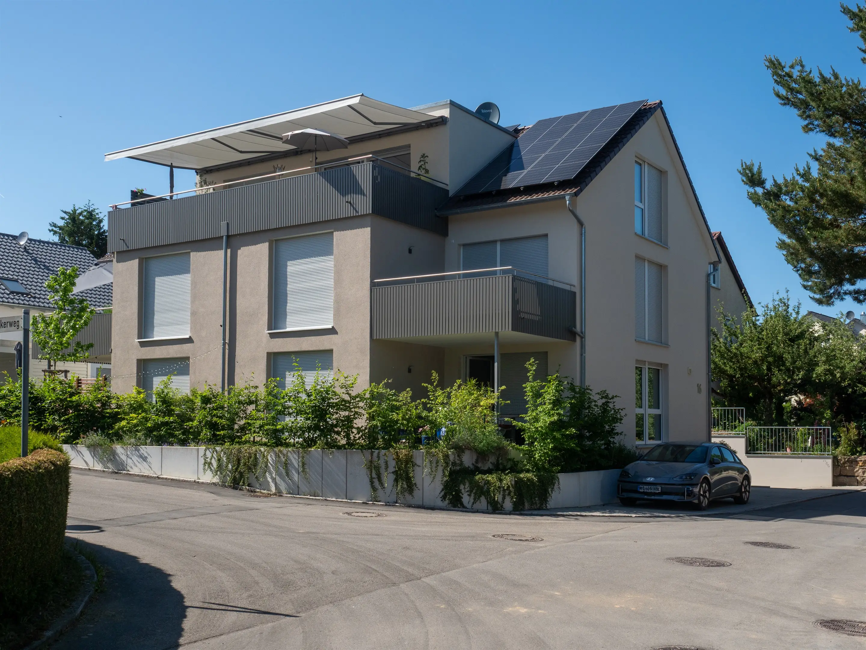 Eckansicht von der Straße, ganzes Volumen