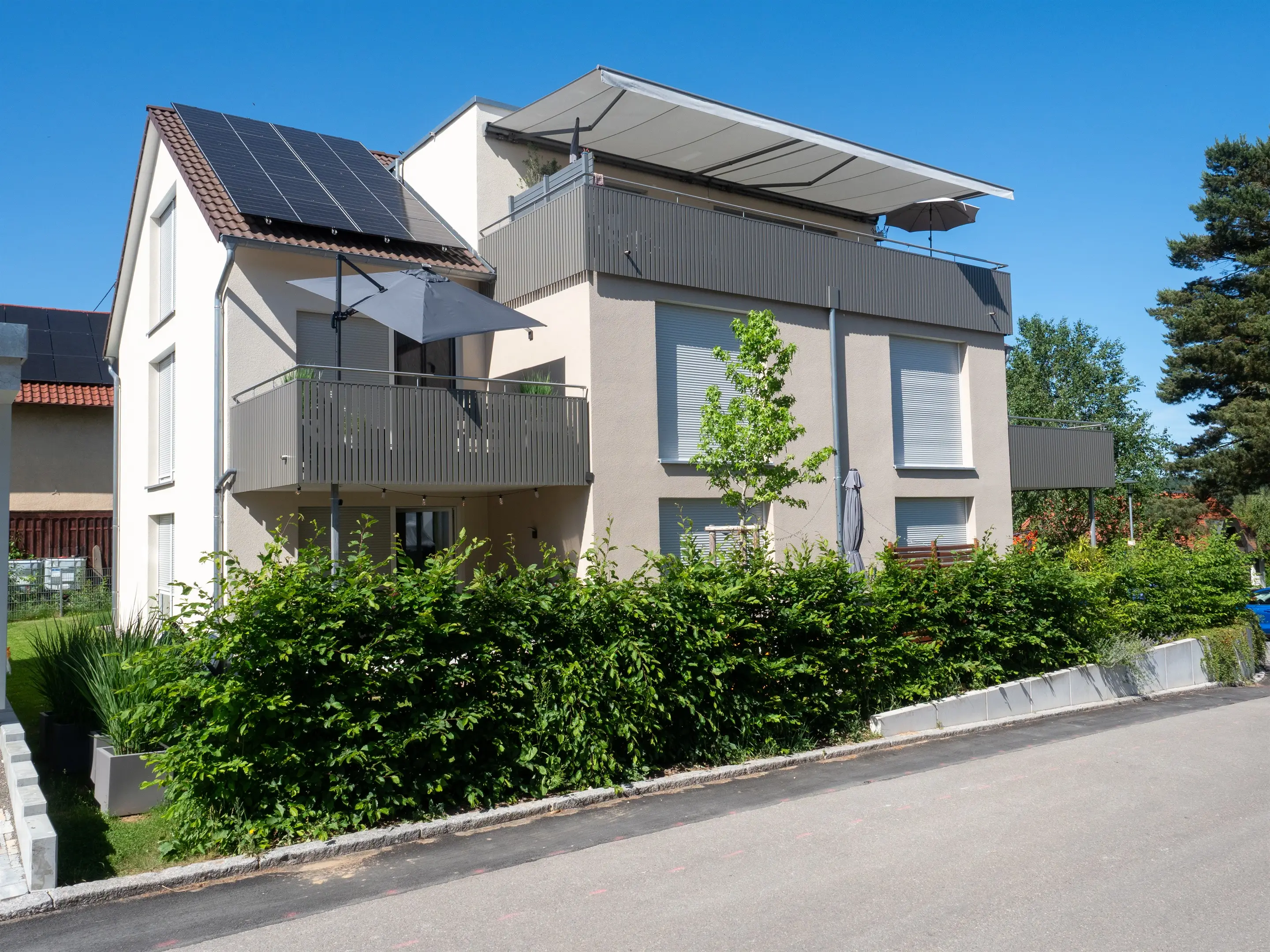 Gartenseite mit Balkonen und Photovoltaik