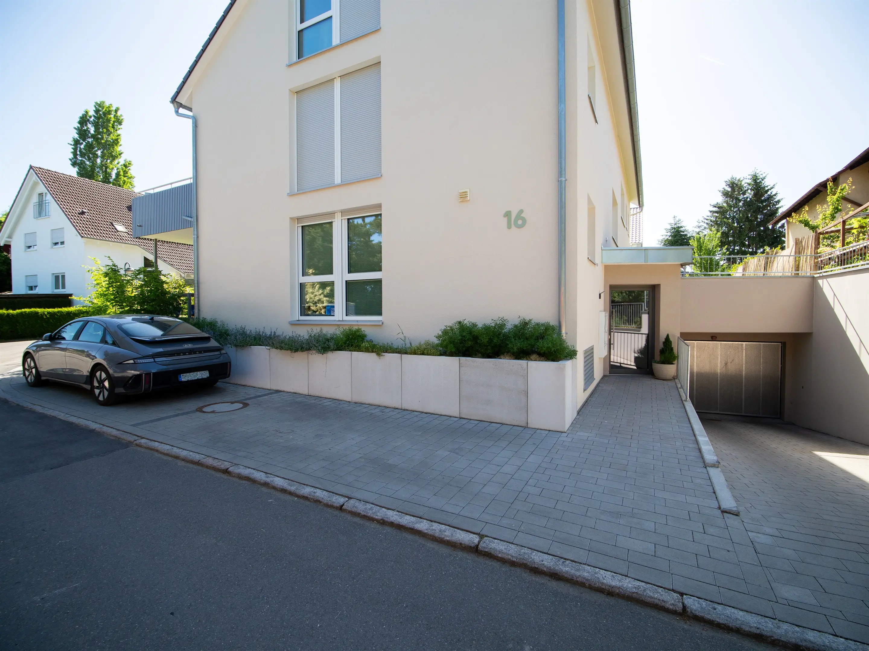 Vorfahrt mit Garagentor