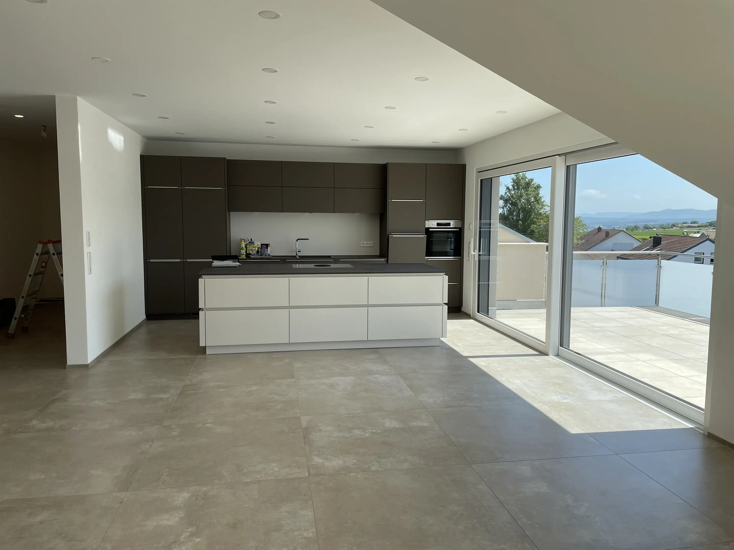 Wohnküche des Penthouses mit Blick über die Dächer