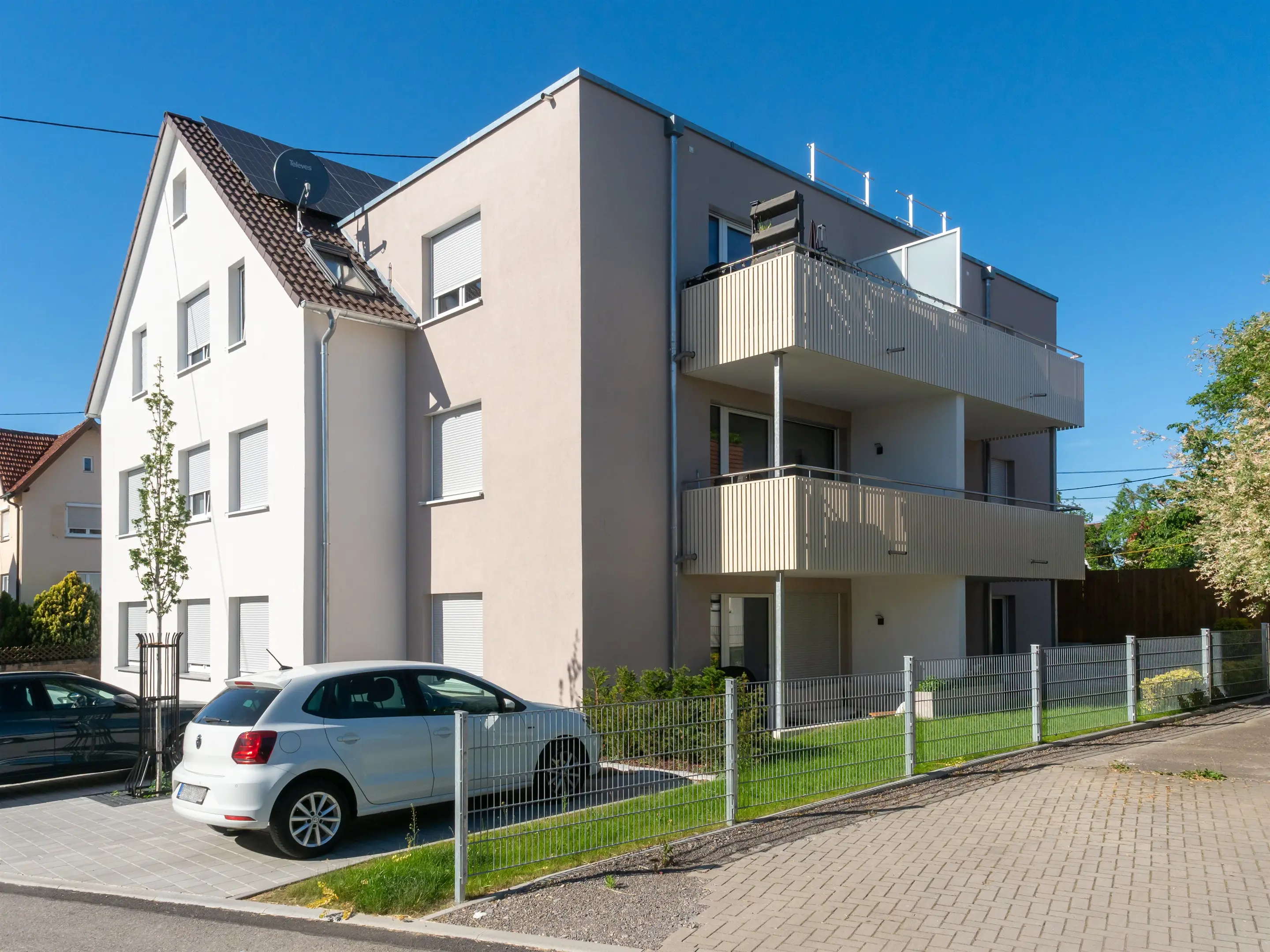 Gartenseite mit Balkonen und Photovoltaikdach
