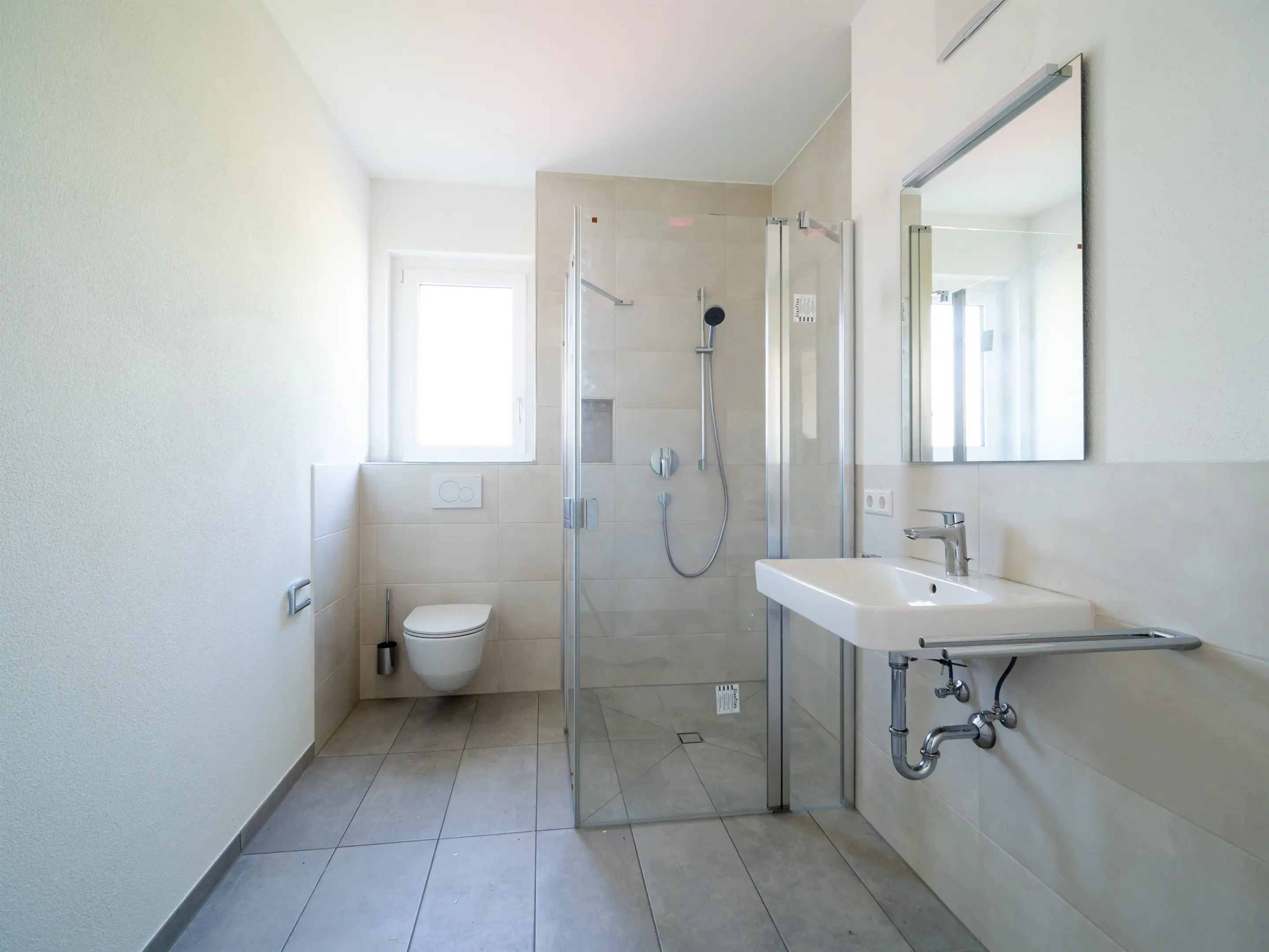 Tageslichtbad mit bodengleicher Dusche