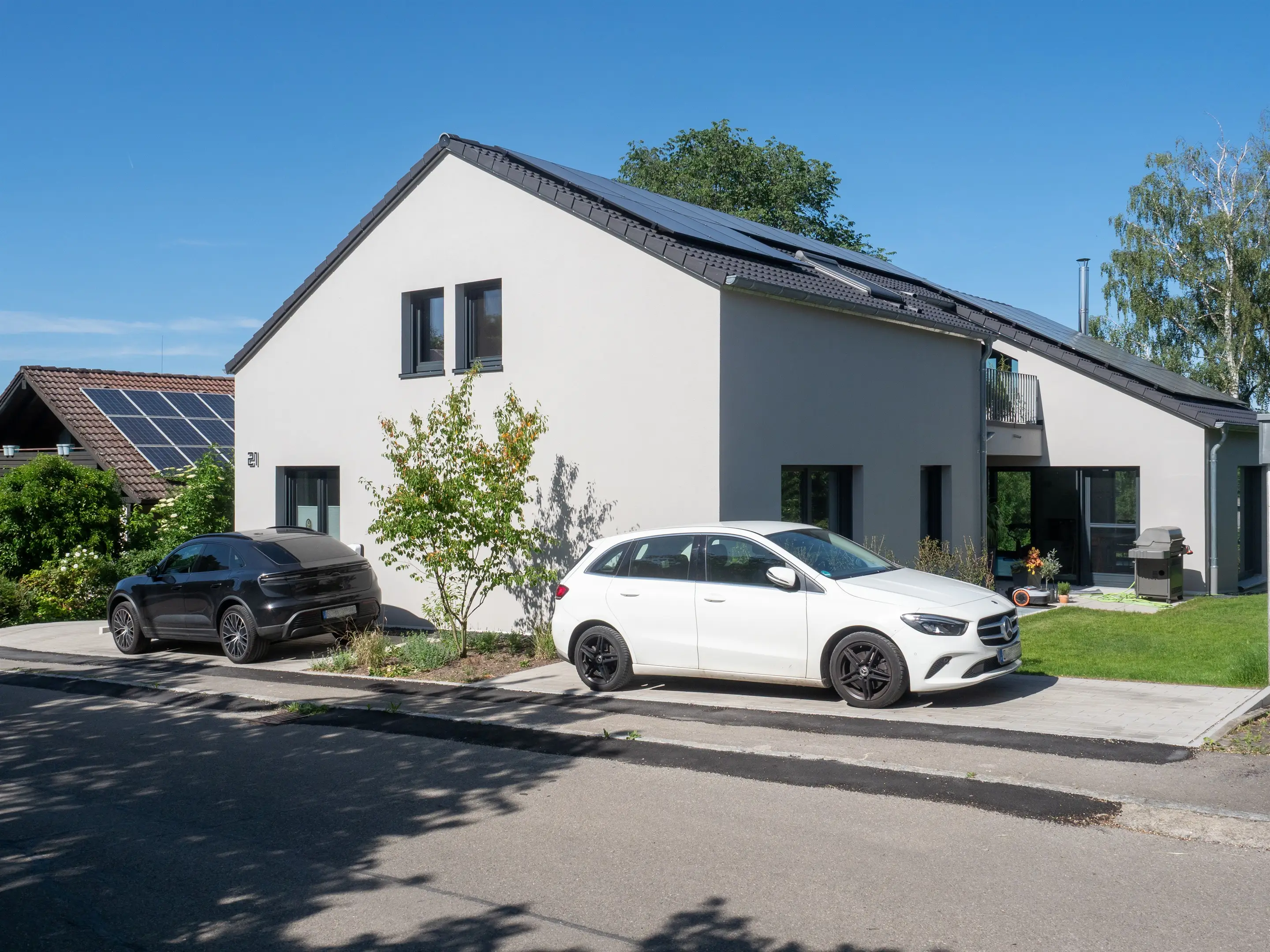 Straßenansicht schräg, ganzer Baukörper