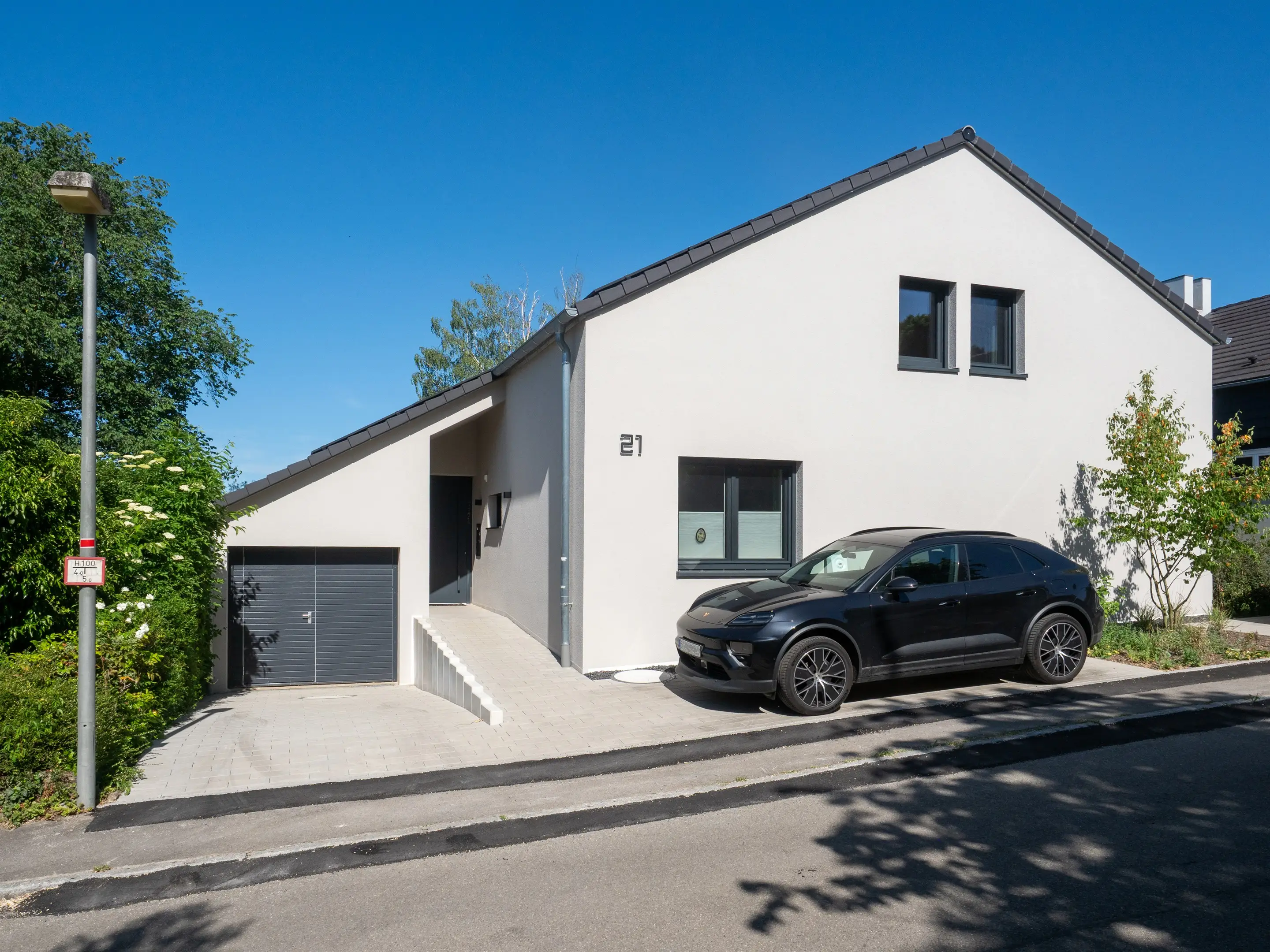 Straßenansicht eines sanierten Wohnhauses nach dem Umbau
